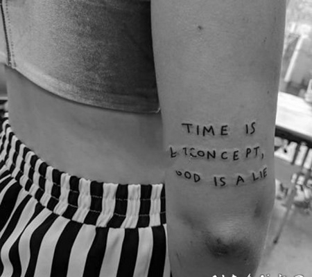 简单的英文字母短句纹身图片