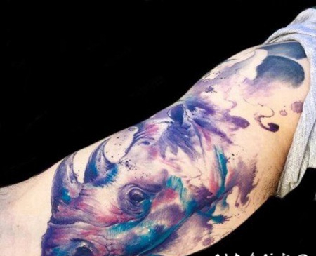寓意强壮的犀牛纹身图案