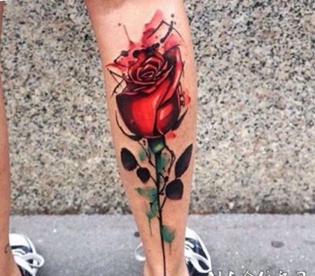 娇艳欲滴的玫瑰，腿部纹身