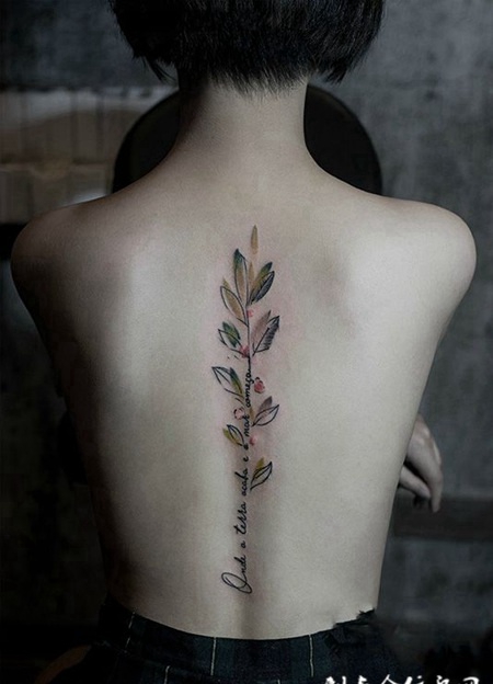 风中的铃兰，美女后背鲜花英文小清新纹身