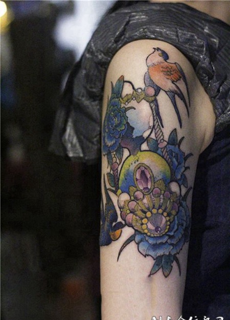 手臂沙漏玫瑰燕子纹身