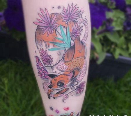 很漂亮的彩色卡通小狐狸纹身图案