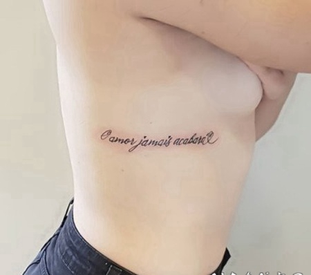 好看的1女生英文字母纹身图案