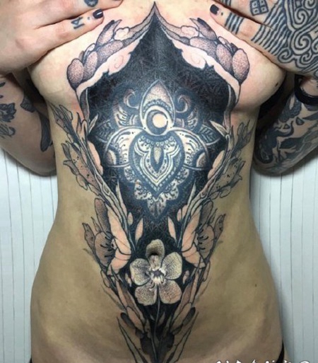 女性胸部到小腹部个性的纹身图案