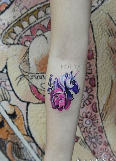 马踏蔷薇，手臂独角兽玫瑰彩绘纹身