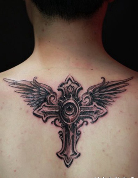带翅膀的十字架纹身作品图片