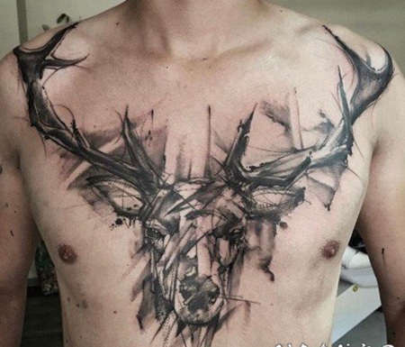 男性胸前的黑色个性纹身图案