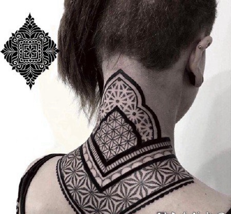 后颈部很适合的点刺梵花纹身图案