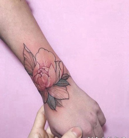 素花搭配粉色的好看纹身图片