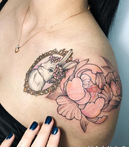 适合女生锁骨到肩部的唯美纹身图案1