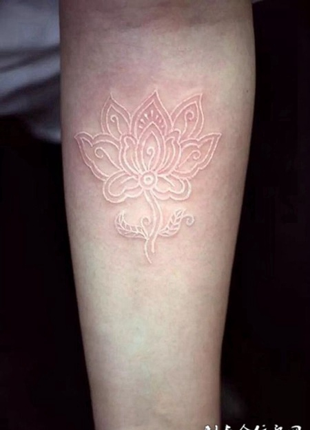 若隐若现的美丽，手臂莲花创意隐形纹身