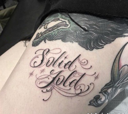 简约的小清新花体字纹身作品