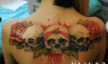 嗜血的恶魔，女生背部骷髅纹身