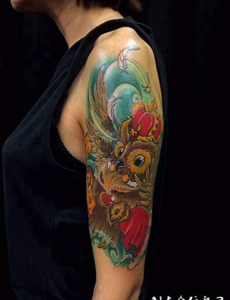 大眼睛的小精灵，手臂猫头鹰卡通彩绘纹身