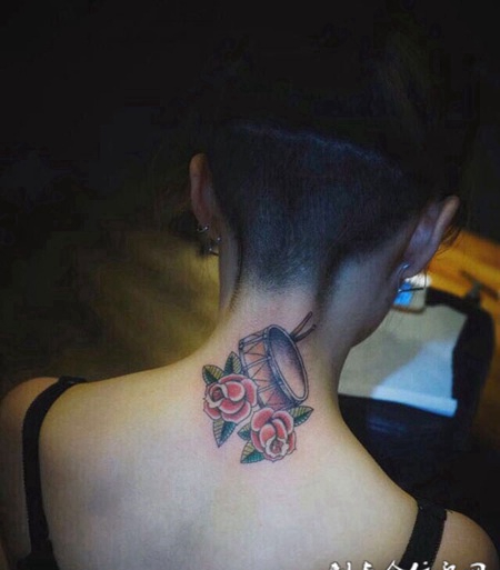 音乐的魅力，颈部玫瑰花架子鼓彩绘纹身