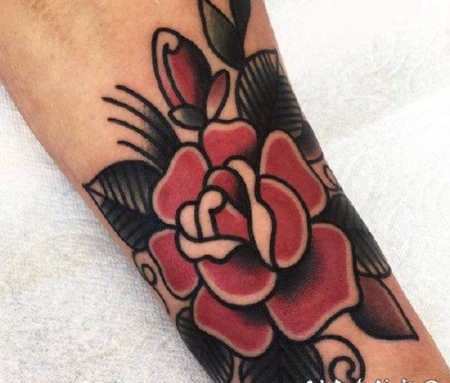 红色调的胳膊old school小纹身欣赏
