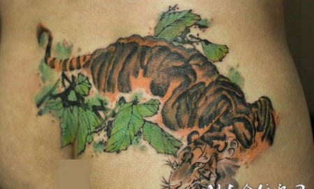 伺机而动，臀部水墨卧虎彩绘纹身