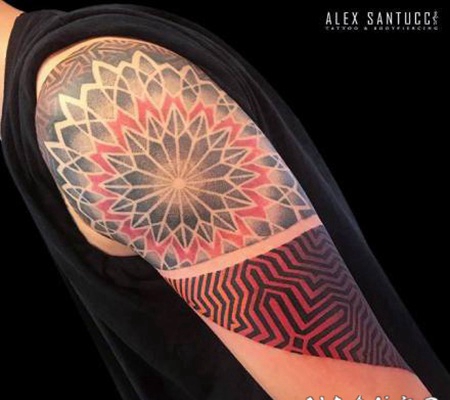 红色跟黑色搭配的繁花图腾纹身作品