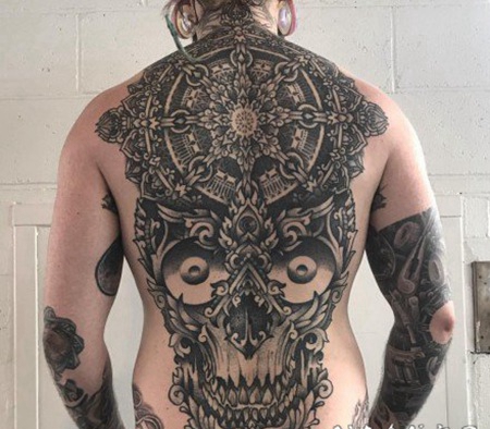 大气的大面积黑色图腾点刺纹身作品