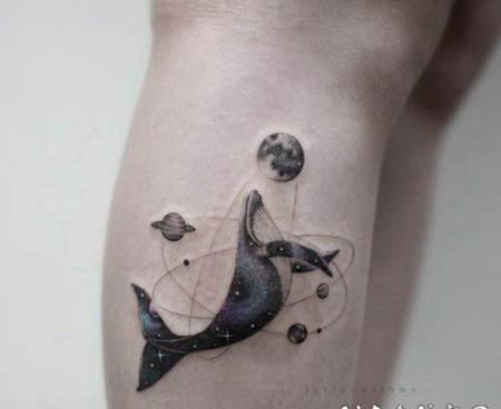 黑色的美丽小鲸鱼纹身图案