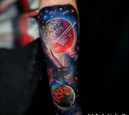 纹在手臂上的梦幻星空纹身图案