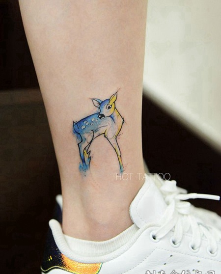 小鹿乱撞，脚踝处可爱小鹿彩绘纹身