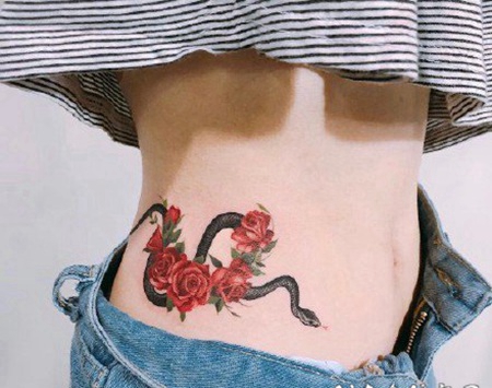 红色的女生小玫瑰纹身图