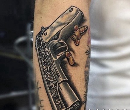 个性的手枪主题纹身作品图片