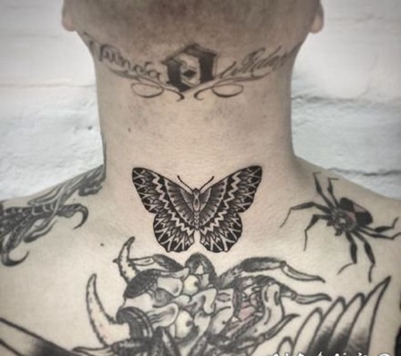 简约的黑色蝴蝶纹身图片欣赏