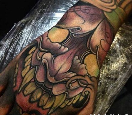 炫彩的传统手背纹身图案