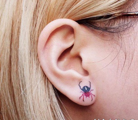 耳朵上的超简约小艺术纹身图