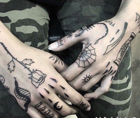 创意的手背手指上的小纹身欣赏