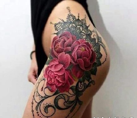 性感的女性臀部屁股上艳丽花朵纹身图案