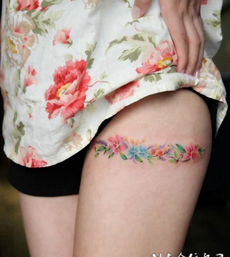 百花齐放，色彩艳丽的大腿花环纹身