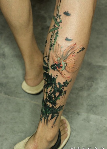 浅水游鱼乐，小腿水墨风金鱼写意纹身