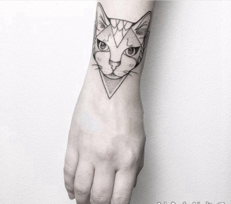 简约的黑灰小纹身图片