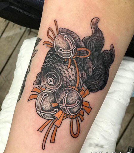 日式风格的传统金鱼纹身图案