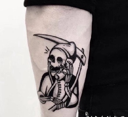 胳膊上的黑灰点刺纹身图案