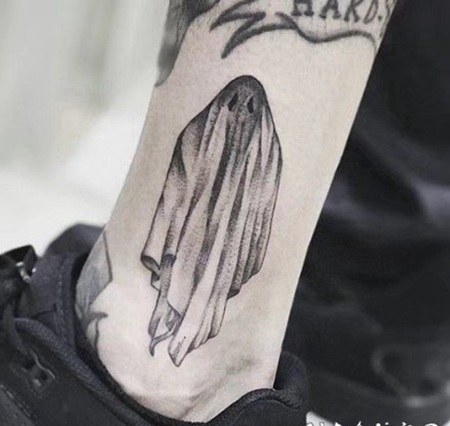 黑灰万圣节主题的小纹身图案