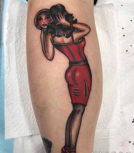 手臂上个性的oldschool纹身图案