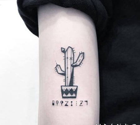 线条略显硬朗的创意黑灰小纹身