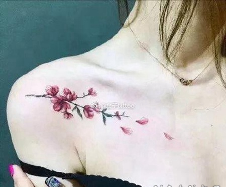 女生锁骨处的唯美小清新纹身图案