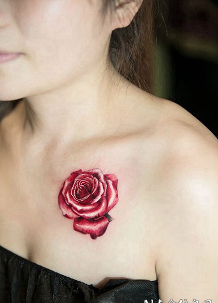 艳丽如花，美女锁骨玫瑰花彩绘纹身