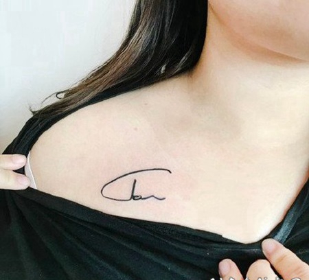 女生锁骨肩部的小清新纹身欣赏