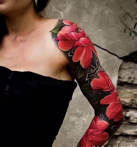 花臂女神：传统的女性大花臂纹身图案