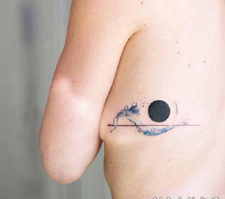 线条图案与蓝色圆形结合纹身作品