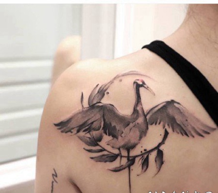 传统风的水墨仙鹤的纹身图案