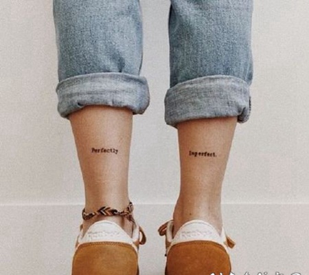 脚后跟上面的的成对简约小纹身