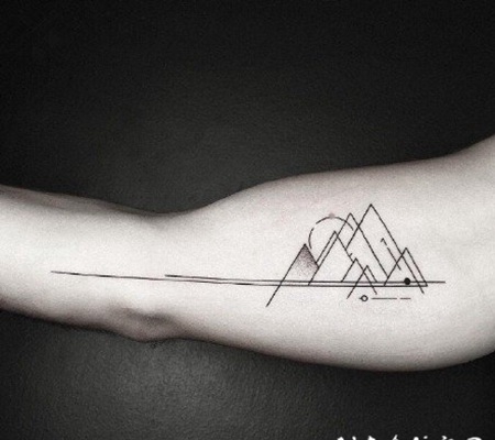 手臂胳膊上的很简约线条纹身图案