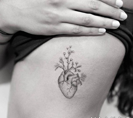 心脏纹身：黑灰色的素描心脏纹身图案